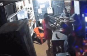 Vídeo mostra o momento em que cliente ataca mulher com banco de madeira