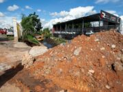 100 toneladas de terra e lixo são retirados do Córrego do Gambá durante drenagem