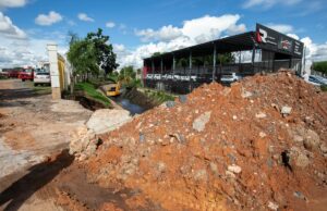100 toneladas de terra e lixo são retirados do Córrego do Gambá durante drenagem