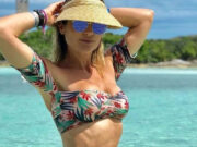 De biquíni, Flávia Alessandra esbanja boa forma em praia paradisíaca: ‘Luz do Sol ‘