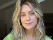 Letícia Spiller posa de biquíni em frente ao espelho e celebra: ‘janeiro no Rio de Janeiro ‘