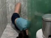 Jovem que dá dicas de limpeza fala sobre queda e susto em banheiro; veja
