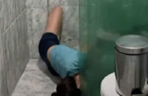 Jovem que dá dicas de limpeza fala sobre queda e susto em banheiro; veja