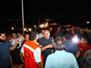 Sem iluminação, famílias protestam; prefeito ‘cancela’ entrega de obra