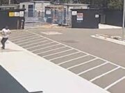 Fã estaciona para tirar foto com ídolo, mas esquece de puxar o freio de mão e SUV bate