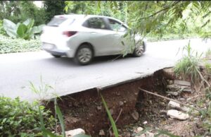 Erosão corrói asfaltos em vias e gera insegurança nas ruas