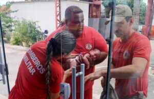 Mãe desesperada procura bombeiros para salvar bebê que não respirava direito