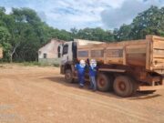 Caminhões da Sinfra retiram pedras do Morro de Santo Antônio para obra em parque