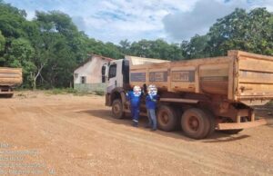 Caminhões da Sinfra retiram pedras do Morro de Santo Antônio para obra em parque