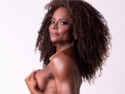 Adriana Bombom posa como veio ao mundo e reflete: ‘Objetivo não é ser perfeita’