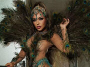 Rainha da Rosas de Ouro ensaia com 600 penas de pavão e arrasa: ‘Carnaval 2025’