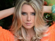 Em clima de carnaval, Leticia Spiller mostra samba no pé só de biquíni: ‘Babaluuuu’