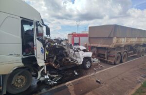 Caminhonete é esmagada por carretas e motorista morre