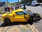 Em São Paulo, motorista bate Ferrari avaliada em mais de R$ 3 milhões; veja