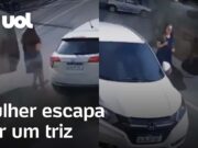 Mulher escapa de acidente de trânsito e carro capota ao seu lado em Santa Catarina
