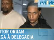 Veja momento em que o rapper Oruam chega à delegacia, no Rio de Janeiro