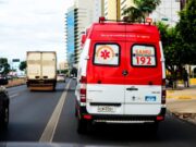 Idoso de 75 anos perde controle de moto, bate em árvore e morre em Cuiabá