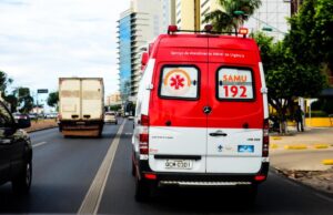Idoso de 75 anos perde controle de moto, bate em árvore e morre em Cuiabá