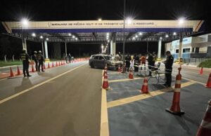 Blitz prende 5 condutores e remove 37 veículos na volta do Carnaval de Chapada