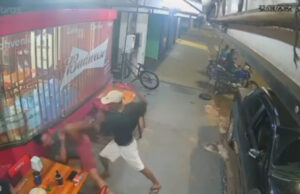 Vídeo: Homem invade bar e tenta matar cliente a facadas