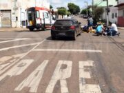 Casal fica ferido após carro invadir a preferencial e colidir com motocicleta