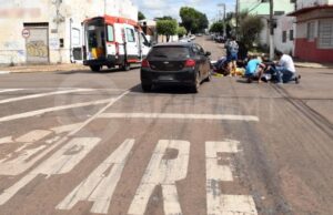 Casal fica ferido após carro invadir a preferencial e colidir com motocicleta