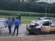 Motociclista fica ferido ao ser ‘prensado’ entre veículos