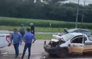 Motociclista fica ferido ao ser ‘prensado’ entre veículos