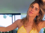 De biquíni, Carolina Dieckmann rouba cena com barriga chapada: ‘Muito magrinha!’