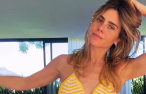 De biquíni, Carolina Dieckmann rouba cena com barriga chapada: ‘Muito magrinha!’