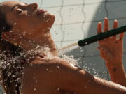 Yasmin Brunet banha de mangueira em praia e exibe corpo definido: ‘Musa’