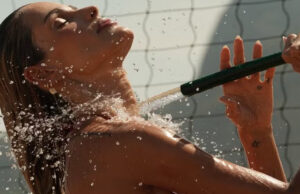 Yasmin Brunet banha de mangueira em praia e exibe corpo definido: ‘Musa’