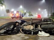 Jovem morre e amigo fica ferido ao bater motocicleta em poste em Sorriso