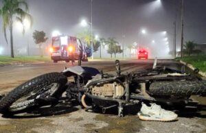 Jovem morre e amigo fica ferido ao bater motocicleta em poste em Sorriso