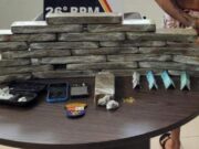 Traficante tenta fugir da polícia, mas acaba preso com 24 tabletes de maconha