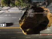 Cratera de 20 metros se abre e engole motociclista na Coreia do Sul; veja