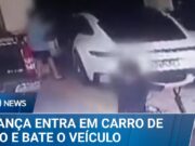 Criança dá ré em Porsche e bate em muro de condomínio em SC; veja