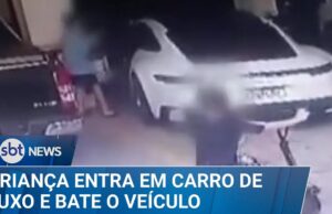 Criança dá ré em Porsche e bate em muro de condomínio em SC; veja