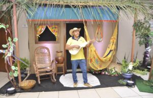 Artesão mantém tradição da viola de cocho e ensina futuras gerações