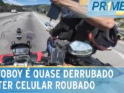 Flagra: Motoboy quase é derrubado durante roubo de celular em rodovia