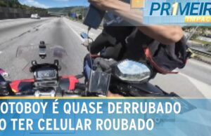 Flagra: Motoboy quase é derrubado durante roubo de celular em rodovia