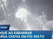 Mulher leva choque ao esbarrar guarda-chuva em fio de eletricidade solto; veja