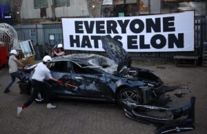 Em protesto contra Elon Musk, carro da Tesla é destruído em Londres; veja