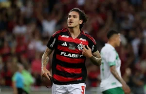 Flamengo goleia no Maracanã para liderar o Campeonato Brasileiro