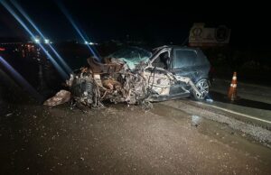 Motorista é hospitalizado após batida frontal entre carro e caminhão em Cuiabá