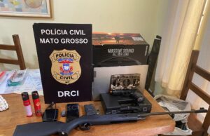 Adolescente que ameaçava matar mulheres com armas do pai é alvo de operação