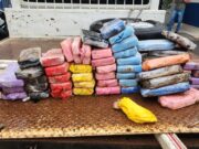 Homem é preso com R$ 1,5 milhão em cocaína escondida em Amarok