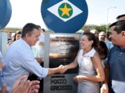 A prefeita de Várzea Grande, Flávia Moretti (PL), e o governador Mauro Mendes (UB) entregaram, nesta sexta-feira (25), a Ponte Sarita Baracat, que interliga os bairros Parque do Lago (Várzea Grande) e Parque Atalaia (Cuiabá).