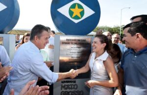 A prefeita de Várzea Grande, Flávia Moretti (PL), e o governador Mauro Mendes (UB) entregaram, nesta sexta-feira (25), a Ponte Sarita Baracat, que interliga os bairros Parque do Lago (Várzea Grande) e Parque Atalaia (Cuiabá).