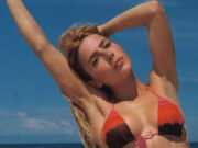 Jade Picon ostenta shape trincado na praia de biquíni vermelho e preto: ‘Perfeita’